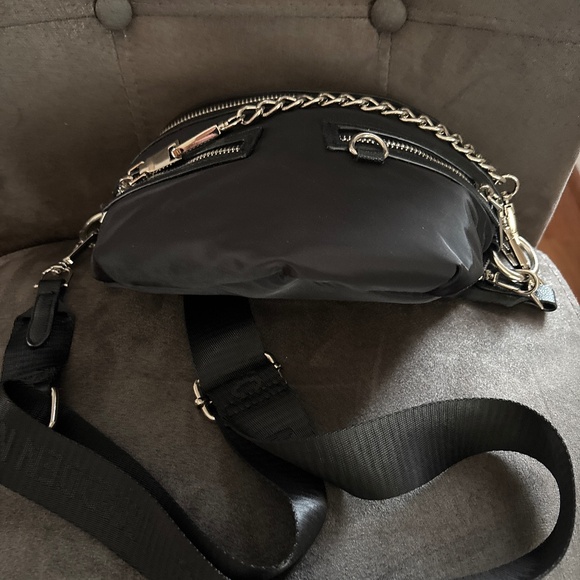 Steve Madden NYC Women’s Chain Black Fanny Pack Crossbody Shoulder Handbag - Picture 4 of 5